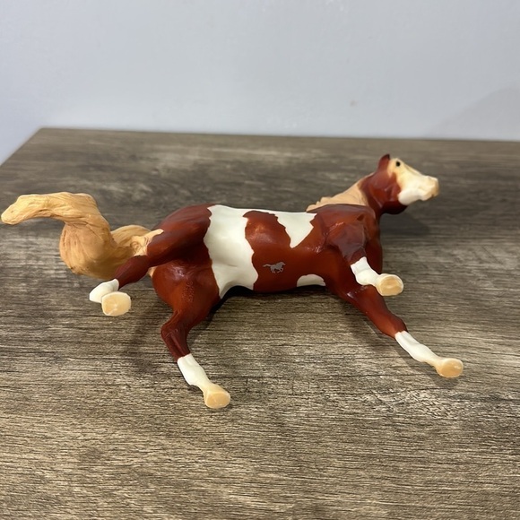 Breyer Reeves Chestnut Pinto Horse Blonde Mane with Silver Logo - Picture 5 of 7